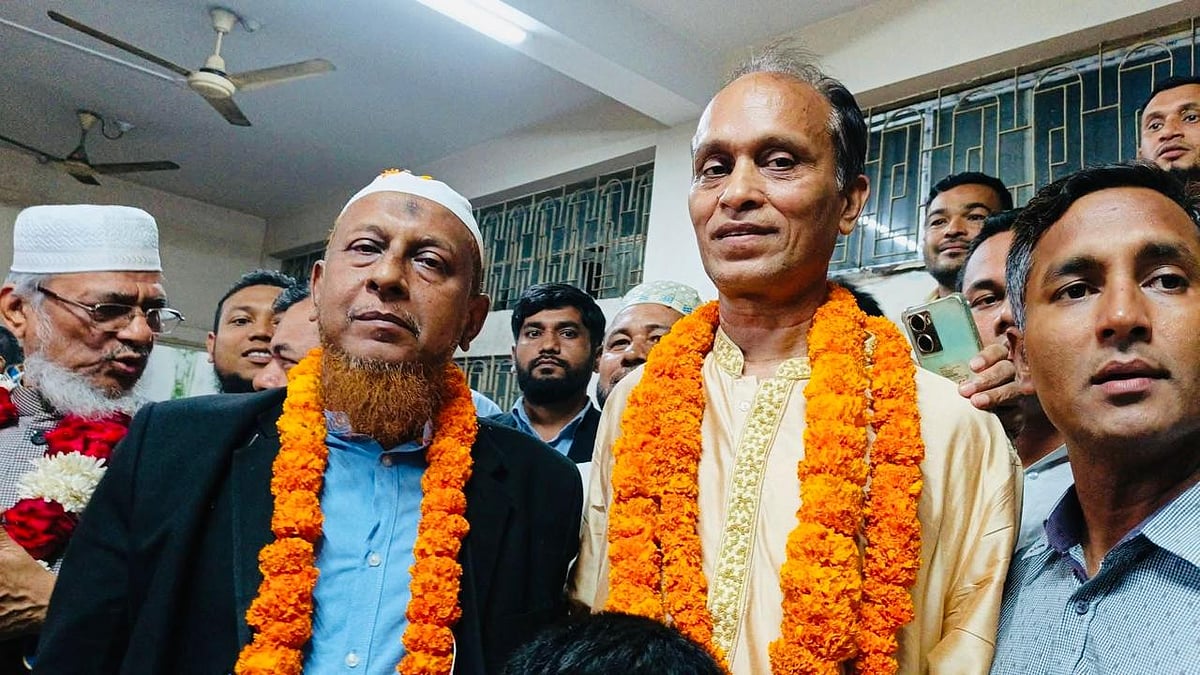 নির্বাচনে সভাপতি পদে জয়ী মো. আবদুল মান্নান (বাঁয়ে) এবং সাধারণ সম্পাদক আখতার উদ্দিন হেলালীকে (ডানে) ফুলের মালা পরিয়ে দেন সদস্যরা। গতকাল রাতে কক্সবাজার জেলা আইনজীবী সমিতির কার্যালয়ে