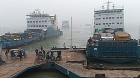 ফাল্গুনের হঠাৎ কুয়াশায় দৌলতদিয়া-পাটুরিয়া রুটে সাড়ে তিন ঘণ্টা ফেরি বন্ধ, দুর্ভোগ