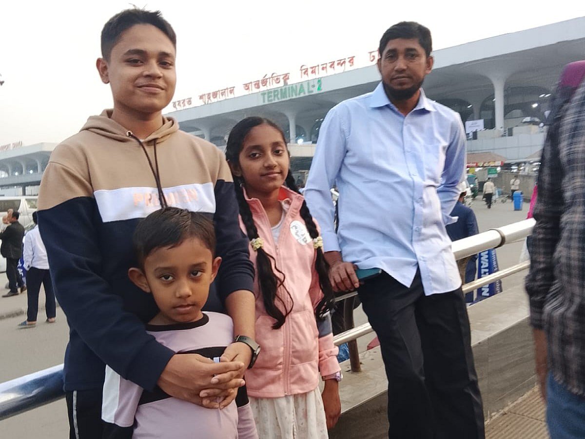 বাবা শাখাওয়াত ও ভাই শাওনের সঙ্গে শিশু উম্মে আইমান (মাঝখানে)