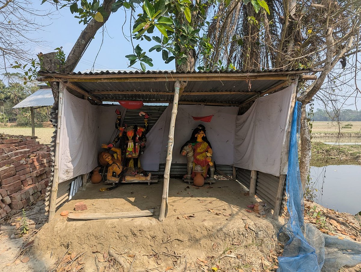 পটুয়াখালীর বাউফলে মন্দিরে কালীপ্রতিমা ভাঙচুর করেছে দুর্বৃত্তরা। আজ রোববার দুপুর পৌনে ১২টার দিকে উপজেলা সদরের ভুবন সাহার কাচারি এলাকায়