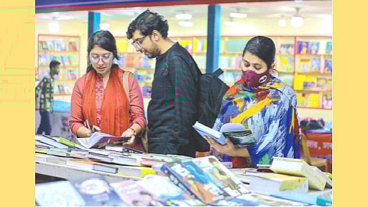 বই দেখছেন পাঠকেরা। তবে অমর একুশে বইমেলার চতুর্থ দিনেও দর্শনার্থী ছিল কম। গতকাল সন্ধ্যায় রাজধানীর সোহরাওয়ার্দী উদ্যানে
