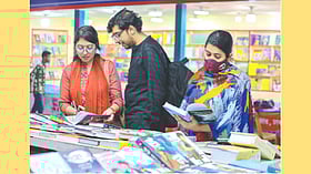 স্বস্তিতে বই কিনছেন পাঠক