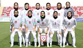 দেশ রক্তাক্ত যুদ্ধে, মাঠে ইরানের মেয়েদের অন্য এক লড়াই