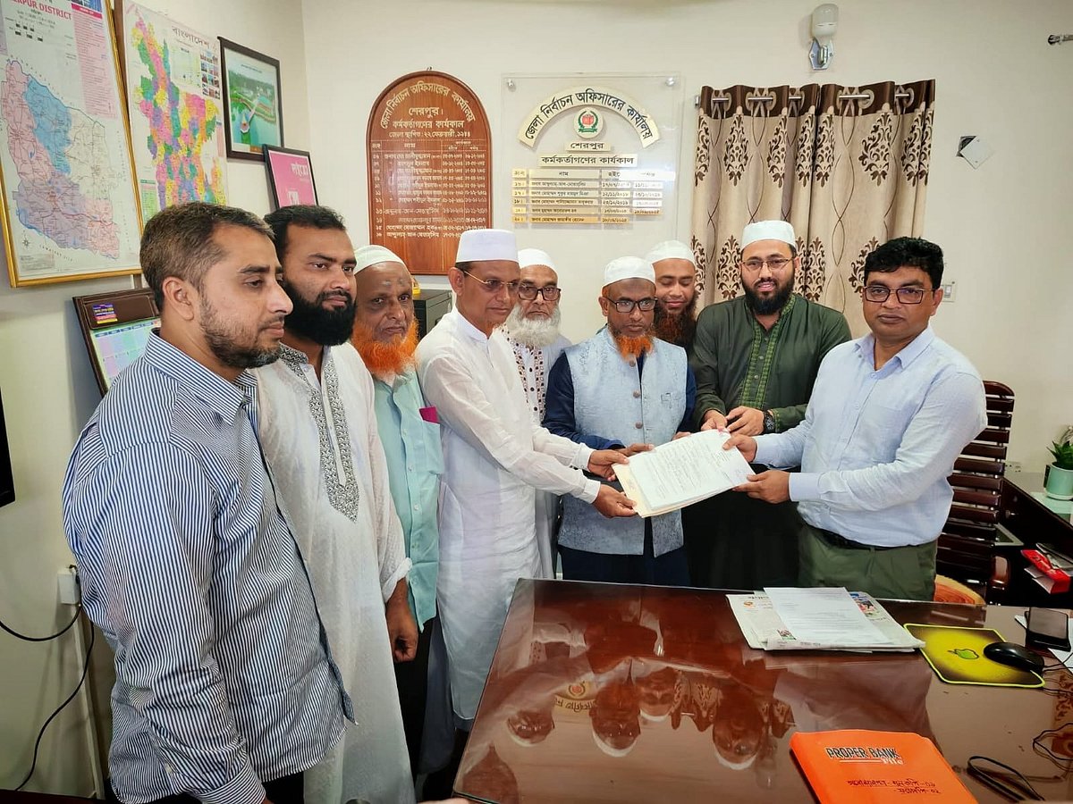 মনোনয়নপত্র জমা দিচ্ছেন শেরপুর-৩ আসনে জামায়াতের প্রার্থী মাসুদুর রহমান। আজ সোমবার বিকেলে শেরপুর জেলা নির্বাচন কার্যালয়ে