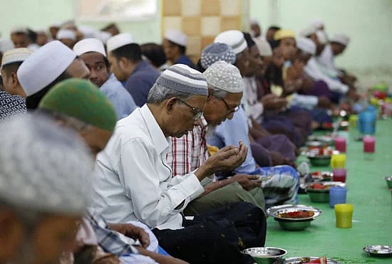 ইফতারের পূর্বে মিয়ানমারের একটি মসজিদে প্রার্থনারত মুসল্লিরা