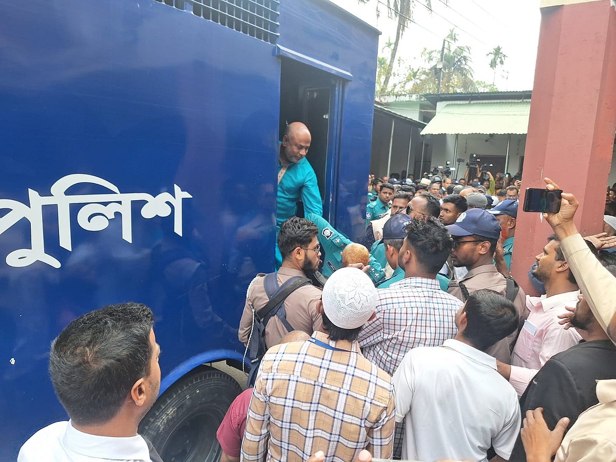 বরিশালে আদালতে এজলাসে ভাঙচুরের ঘটনায় জামিন মঞ্জুর হওয়ার পর জেলা আইনজীবী সমিতির সভাপতিকে প্রিজনভ্যানে কারাগারে নেওয়া হয়