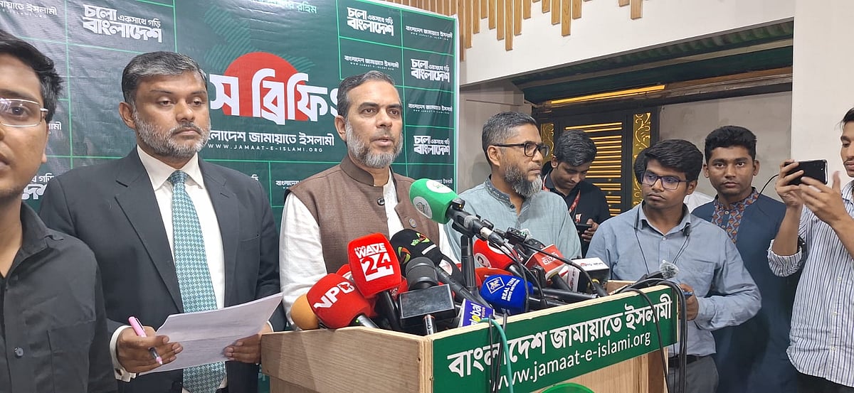 সংবাদ সম্মেলনে জামায়াতে ইসলামীর প্রচার ও মিডিয়া বিভাগের প্রধান এহসানুল মাহবুব জুবায়ের ও কেন্দ্রীয় কর্মপরিষদ সদস্য আইনজীবী শিশির মনির। সোমবার রাতে রাজধানীর মগবাজারে জামায়াতে ইসলামীর কেন্দ্রীয় কার্যালয়ে