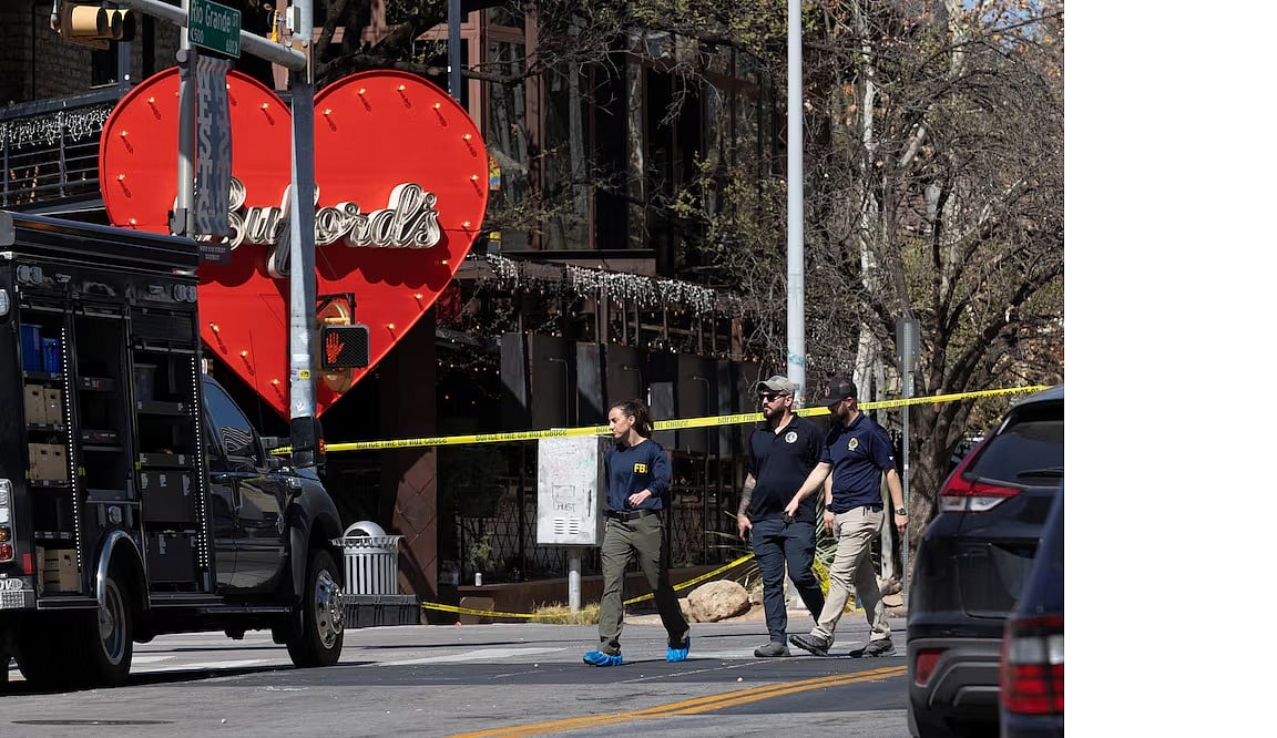 টেক্সাসে বন্দুক হামলার পর সতর্ক অবস্থানে আইনশৃঙ্খলা রক্ষাকারী বাহিনীর সদস্যরা