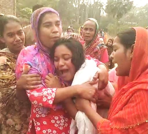 আকরাম হোসেনের মরদেহ বাড়িতে এলে স্বজনেরা কান্নায় ভেঙে পড়েন। সোমবার দুপুরে গাজীপুরের শ্রীপুরের বরমী মধ্যপাড়া এলাকায়