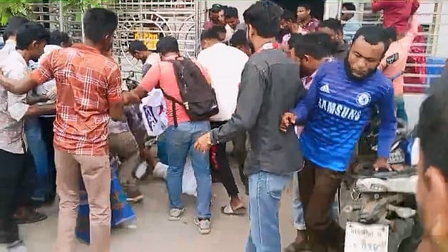 সাতক্ষীরা শ্যামনগর উপজেলার প্রেসক্লাবের সামনে পেটানো হচ্ছে সাংবাদিক সামিউল মনিরকে। আজ বেলা একটার দিকে