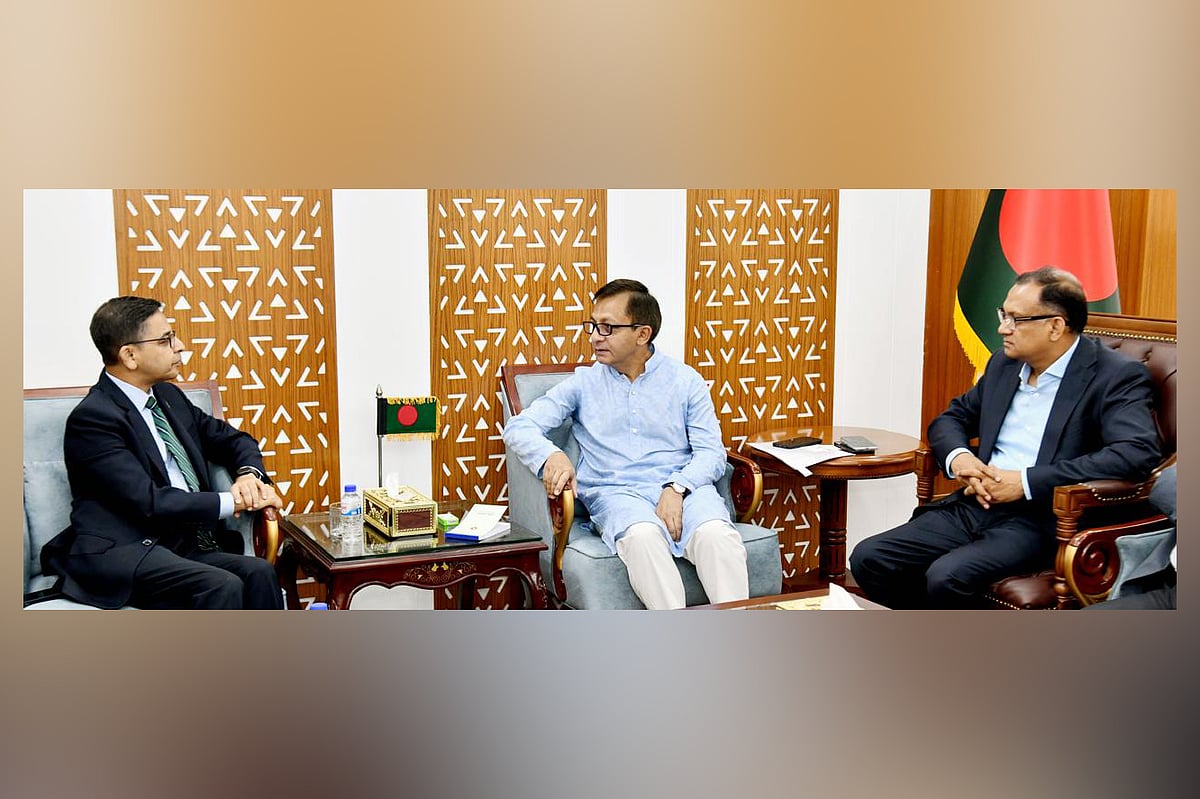 আজ সোমবার দুপুরে সচিবালয়ে বাণিজ্যমন্ত্রী খন্দকার আবদুল মুক্তাদিরের সঙ্গে বৈঠক করেন ভারতীয় হাইকমিশনার প্রণয় কুমার ভার্মা