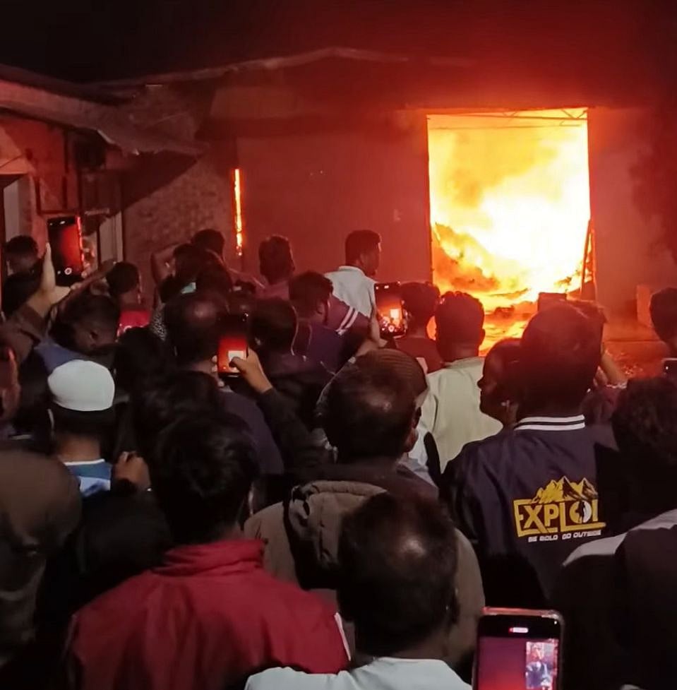 রাজশাহীতে একটি ডিপোতে ভয়াবহ অগ্নিকাণ্ডে পুড়েছে কোটি টাকার সেমাই, বিস্কুট, জুস। গত রোববার রাত ১১টার দিকে রাজশাহীর পবা উপজেলার কাটাখালী পৌর এলাকার শ্যামপুর পশ্চিমপাড়া গ্রামে