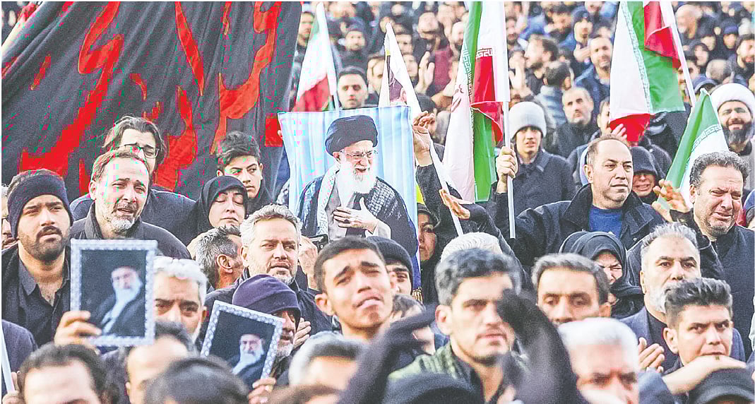 ইরানের সর্বোচ্চ নেতা আয়াতুল্লাহ আলী খামেনি নিহত হওয়ার পর তেহরানের ইনকিলাব স্কয়ারে জড়ো হন তাঁর অনুসারীরা