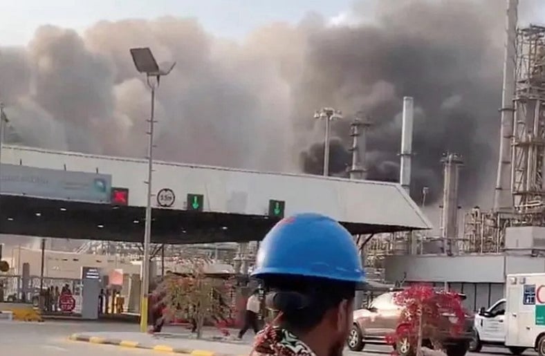 সৌদি আরবের রাস তানুরা তেল শোধনাগারে ইরানের হামলা পর কালো ধোঁয়া। সামাজিক যোগাযোগ মাধ্যমে ছড়িয়ে পড়া ভিডিও থেকে নেওয়া ছবি