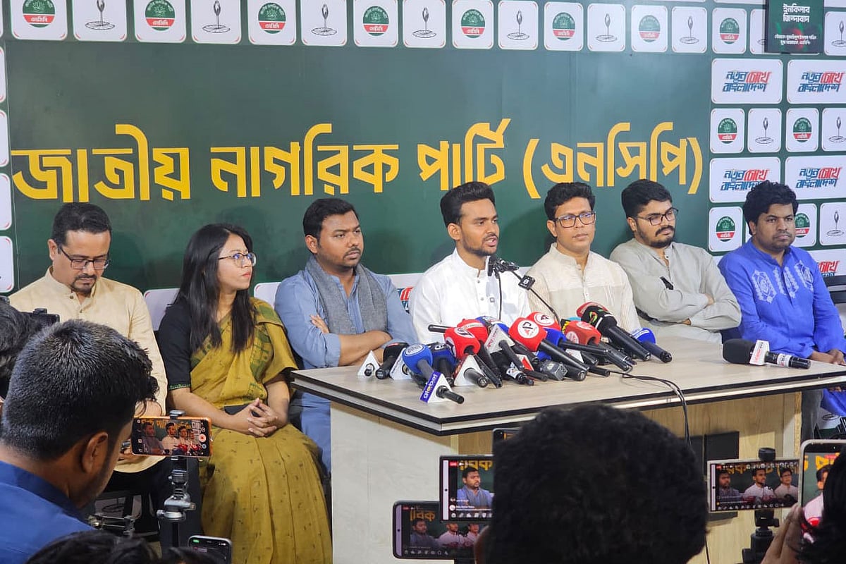 রাজধানীর বাংলামোটরে এনসিপির অস্থায়ী কেন্দ্রীয় কার্যালয়ে সাংবাদিকদের সঙ্গে কথা বলেন দলটির মুখপাত্র আসিফ মাহমুদ সজীব ভুঁইয়া। ২ মার্চ, ২০২৬