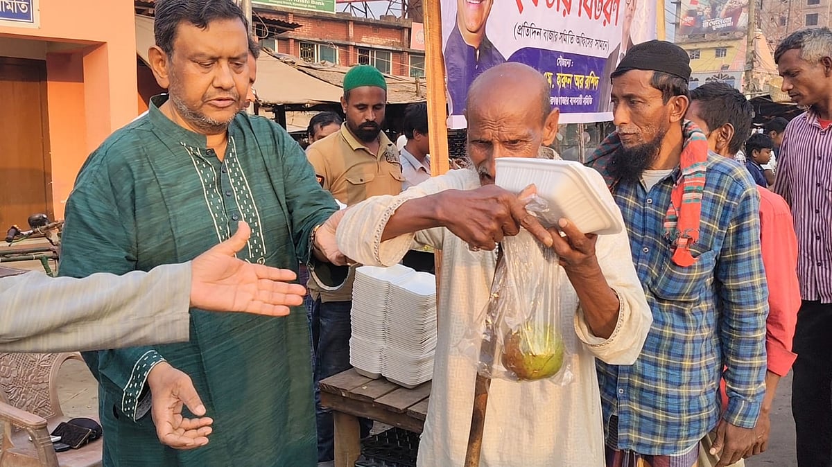 প্রতিদিন ১ হাজারের বেশি মানুষকে ইফতার করান এ কে এম হারুন অর রশিদ। গত শুক্রবার ময়মনসিংহের ঈশ্বরগঞ্জ পৌর বাজারের ব্যবসায়ী সমিতির সামনে