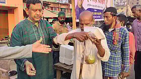 প্রতিদিন হাজারো মানুষকে ইফতার করান তিনি