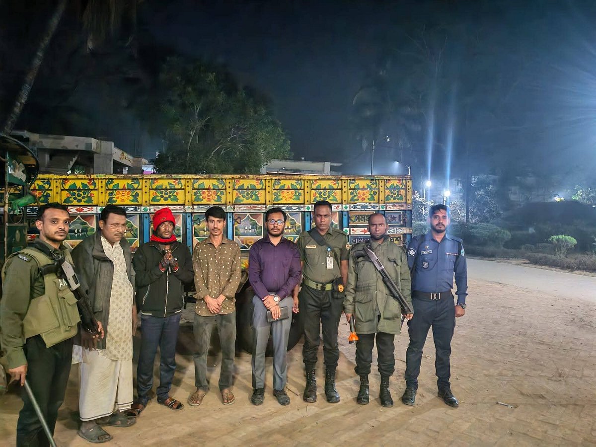 প্রশাসনের অভিযানের তথ্য অবৈধভাবে মাটি কাটায় জড়িত ব্যক্তিদের পৌঁছে দেওয়ার দায়ে তিনজনকে জরিমানা করেন ভ্রাম্যমাণ আদালত। গতকাল রোববার রাতে চট্টগ্রামের বাঁশখালী উপজেলায়