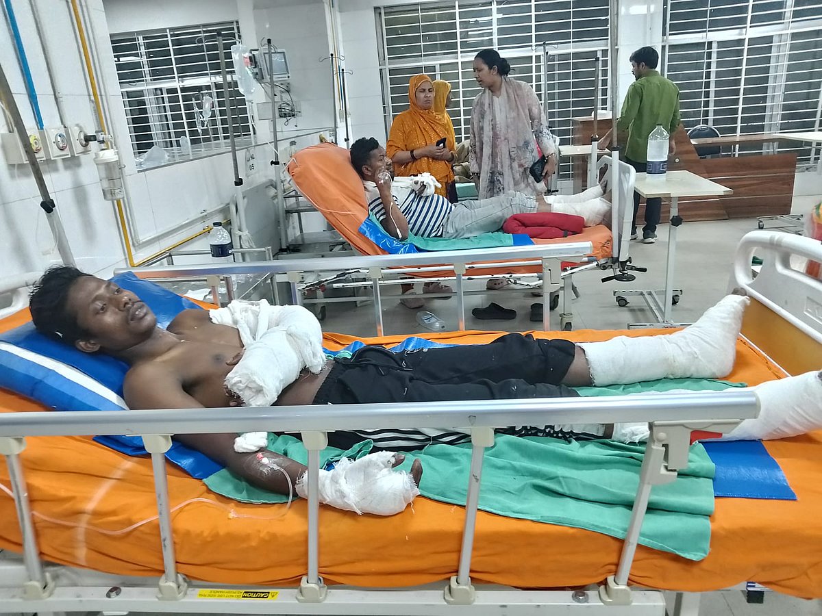 দুজনের অবস্থা গুরুতর হওয়ায় দুজনকে হাসপাতালে ভর্তি করা হয়