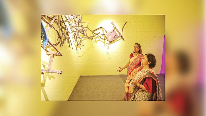 সংঘবদ্ধ উগ্রবাদীদের দেওয়া আগুনে দগ্ধ প্রথম আলো ভবনে ব্যতিক্রমী শিল্পকর্ম প্রদর্শনী ঘুরে দেখছেন বিশিষ্টজনেরা। ‘আলো’ নামের এই শিল্প–আয়োজনের গতকাল ছিল শেষ দিন। কারওয়ান বাজারে প্রথম আলোর পুড়ে যাওয়া ভবনে গতকাল সকালে