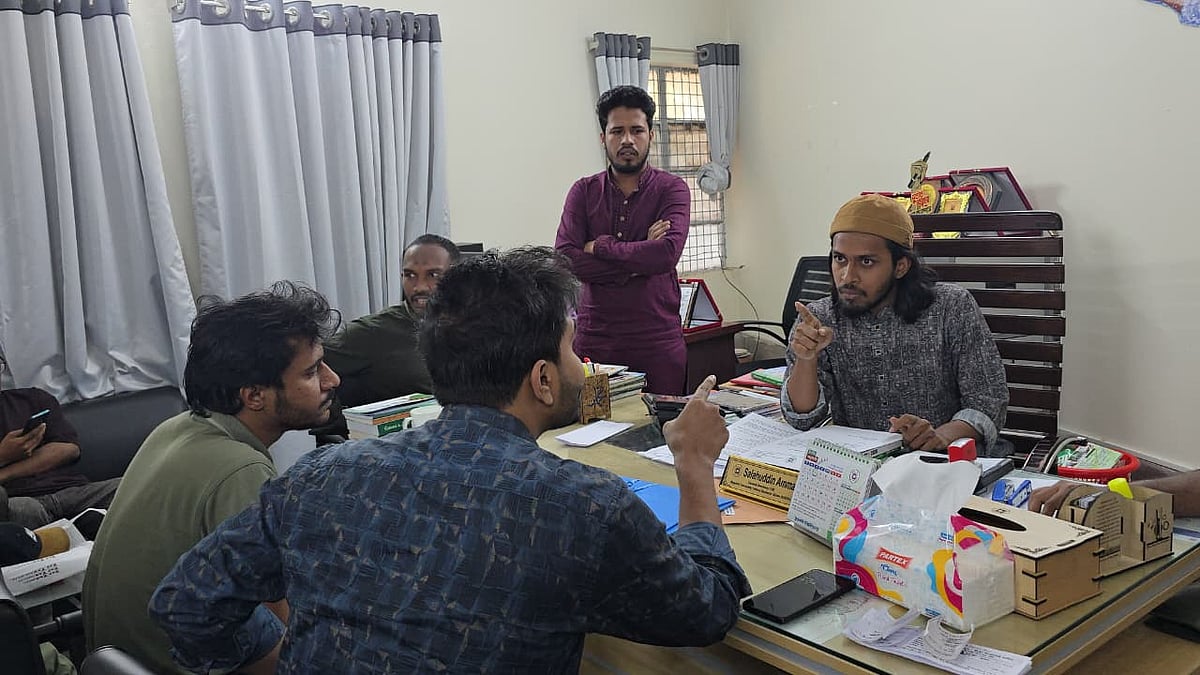 ফেসবুকে মন্তব্যের জেরে রাকসু জিএস সালাহউদ্দিন আম্মার ও ছাত্র অধিকার পরিষদের সভাপতি মেহেদী মারুফের মধ্যে বাগ্বিতণ্ডা হয়েছে। সোমবার বিকেলে রাকসু ভবনে জিএসের কার্যালয়ে