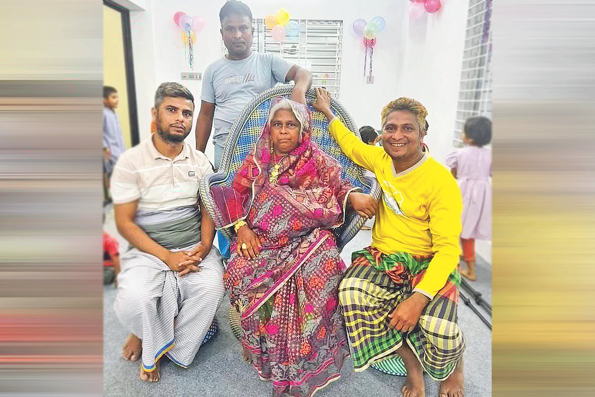 কালচে খয়েরি রঙের জমিনে গোলাপি, কমলা ও সিলভারের নকশা করা শাড়ি পরেছেন মাসুদা। সঙ্গে তাঁর তিন ছেলে