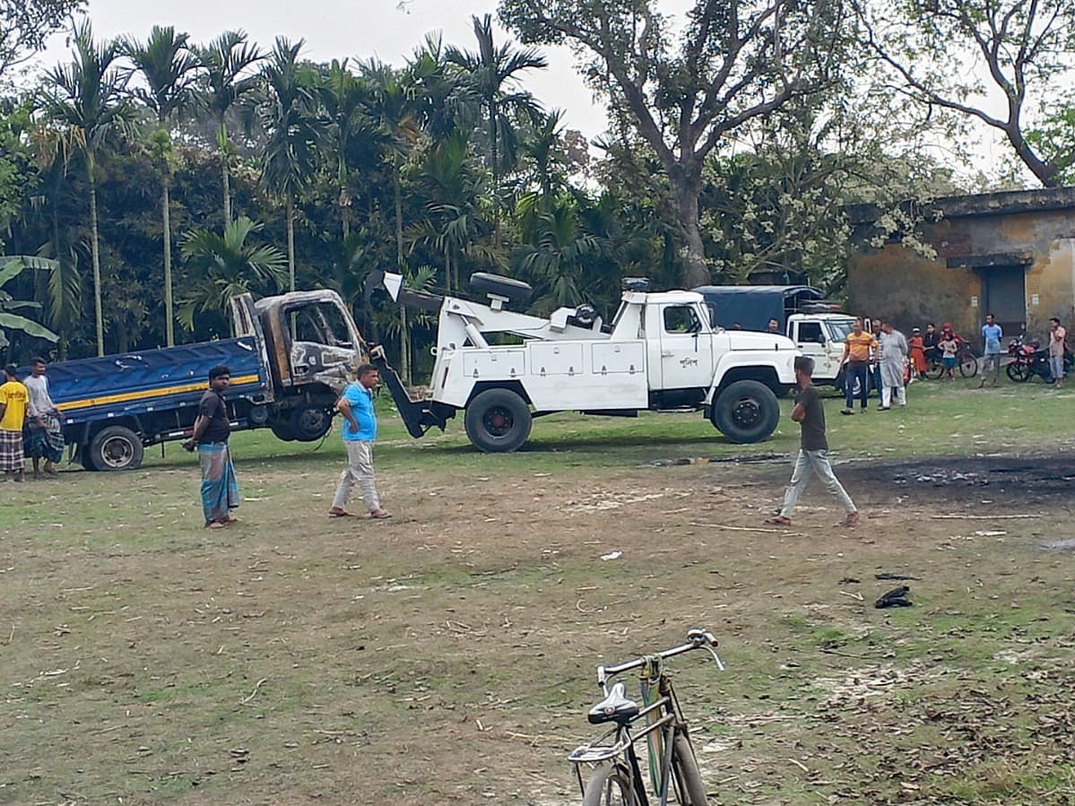 রাজশাহীর পুঠিয়ায় ট্রাকটি রেকারের মাধ্যমে পুলিশ হেফাজতে নেওয়া হচ্ছে। আজ সোমবার সকালে উপজেলার চকপলাশী গ্রামে