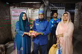 পথচারীদের মধ্যে খুলনা বন্ধুসভার ইফতারি বিতরণ