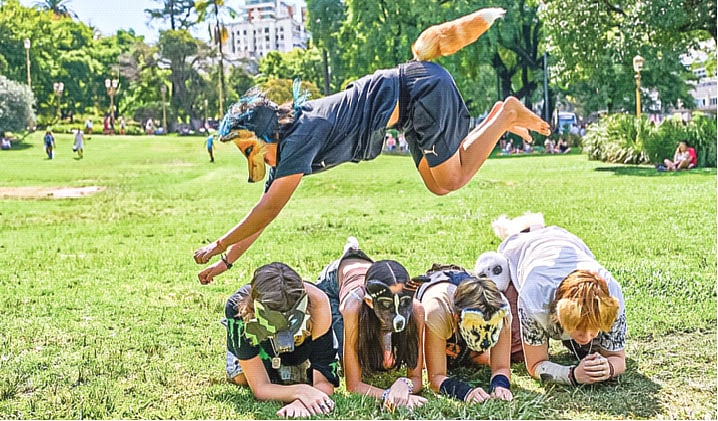 প্রাণী সেজে ঘোরাঘুরি