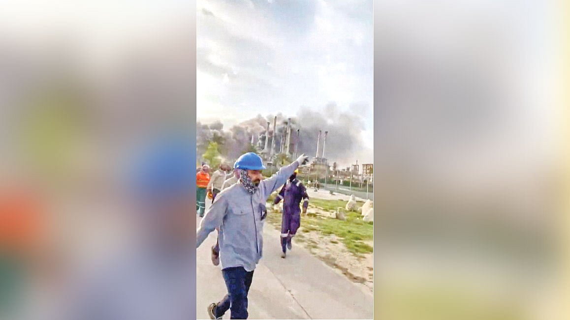 ইরানের ড্রোন হামলায় সৌদি আরামকোর একটি তেল শোধনাগারে ভয়াবহ অগ্নিকাণ্ড। গতকাল সৌদি আরবের রাস তানুরা শহরে