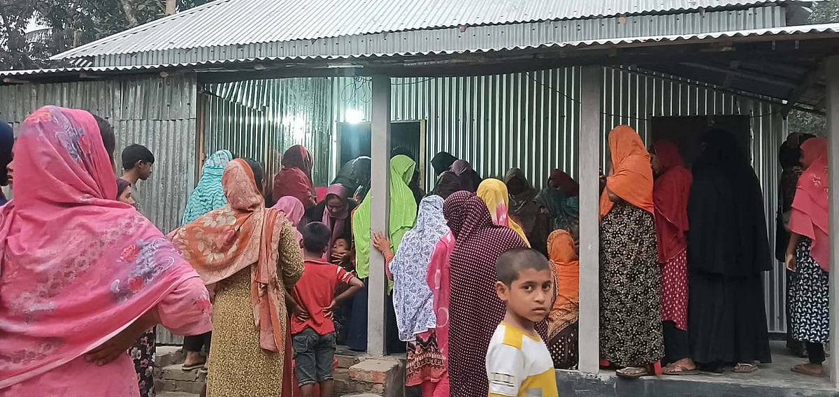 নিহত ওবায়দুল্লাহর লাশের ছয়টি খণ্ড নিয়ে বাড়ি ফিরেছেন স্বজনেরা। মঙ্গলবার সন্ধ্যায় নরসিংদীর শিবপুর উপজেলার সাধারচর ইউনিয়নের তাতারকান্দি গ্রামে