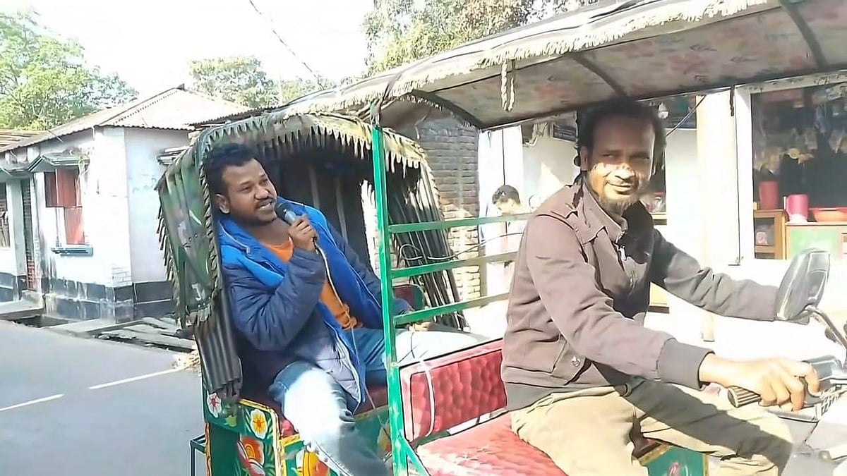 মাইকিং করছেন ফাইম হোসেন। আজ মঙ্গলবার পাবনার ঈশ্বরদীর ইস্তা এলাকায়