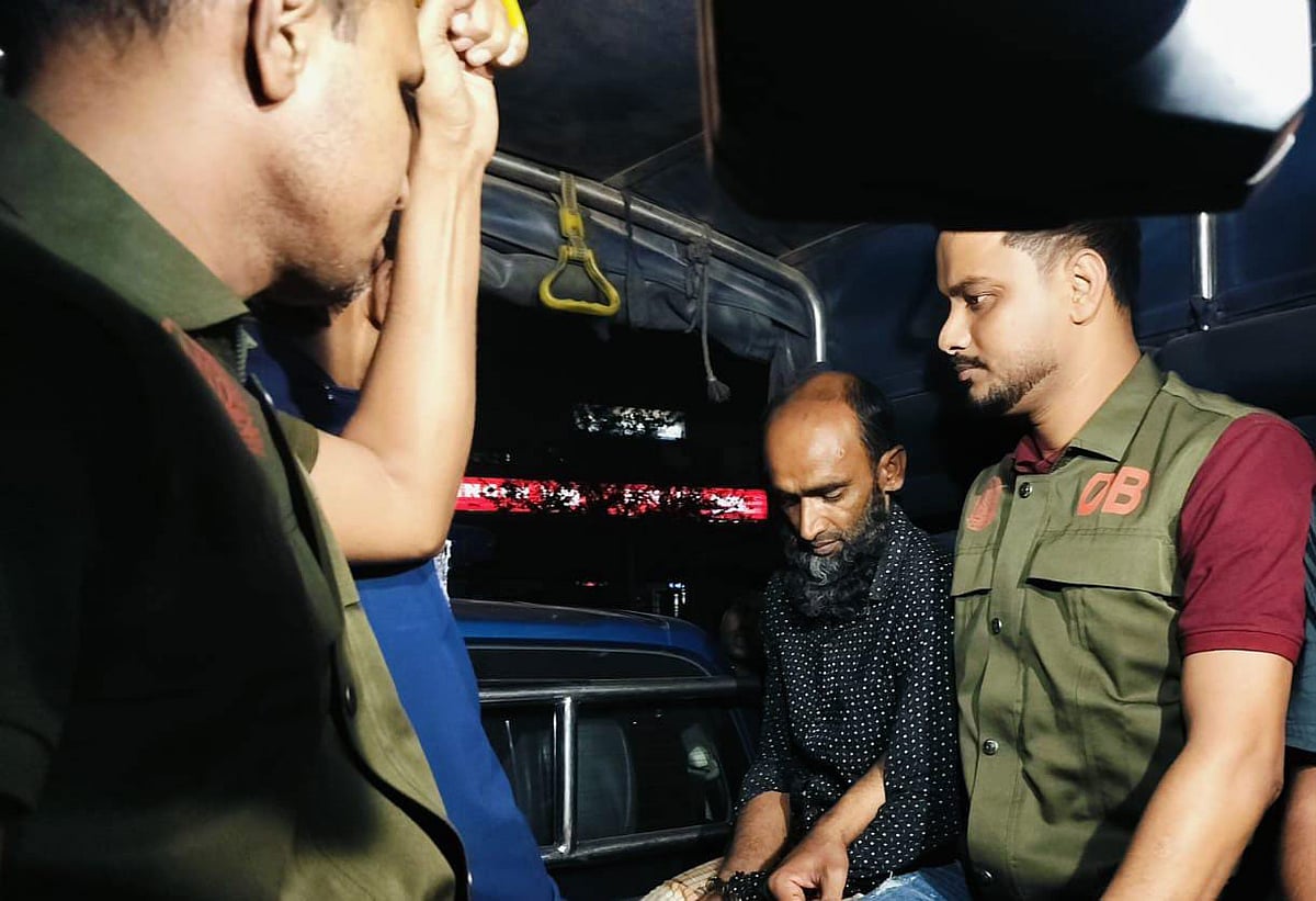 সীতাকুণ্ডে গলা কেটে শিশু হত্যার মূল আসামিকে গ্রেপ্তার করে নিয়ে যাচ্ছে পুলিশ