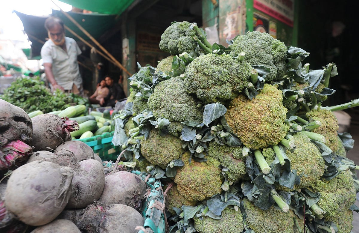 ইউরোপের সবজি ব্রকলি কয়েক বছরের ব্যবধানে ক্রেতাদের মধ্যে বেশ জনপ্রিয় হয়েছে। দেশের ছোট-বড় প্রায় সব বাজারে এখন এই সবজি দেখা যায়। বিক্রির জন্য ব্রকলিসহ বিভিন্ন সবজি সাজিয়ে রেখেছেন একজন বিক্রেতা। প্রতিটি ব্রকলি ৩০ টাকায় বিক্রি করেন তিনি। সম্প্রতি চট্টগ্রামের বৃহত্তম কাঁচাবাজার রিয়াজুদ্দিন বাজারে