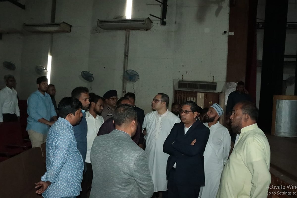 সিলেটের কবি নজরুল অডিটোরিয়ামের নাম পরিবর্তন করে প্রয়াত সাবেক অর্থমন্ত্রী এম সাইফুর রহমানের নামে ফিরিয়ে আনার নির্দেশনা দিয়েছেন স্থানীয় সরকার, পল্লী উন্নয়ন ও সমবায় প্রতিমন্ত্রী মীর শাহে আলম। আজ মঙ্গলবার সকাল সাড়ে নয়টার দিকে অডিটোরিয়ামটি পরিদর্শন করে তিনি এ নির্দেশনা দেন