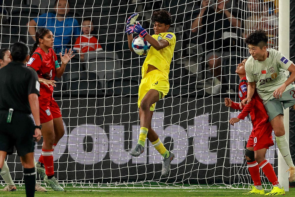 বাংলাদেশের গোলকিপার মিলি বেশ কয়েকটি দুর্দান্ত সেভ করেছেন।