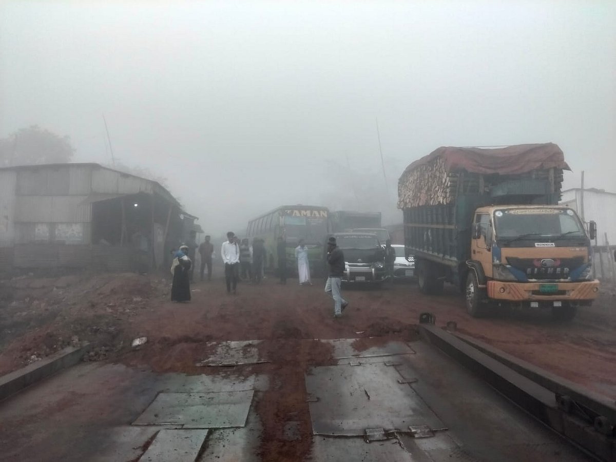 ঘন কুয়াশায় প্রায় চার ঘন্টা বন্ধের পর আজ মঙ্গলবার সকাল ৯টা ৫০ মিনিটে দৌলতদিয়া ও পাটুরিয়া নৌপথে ফেরি চলাচল শুরু হয়