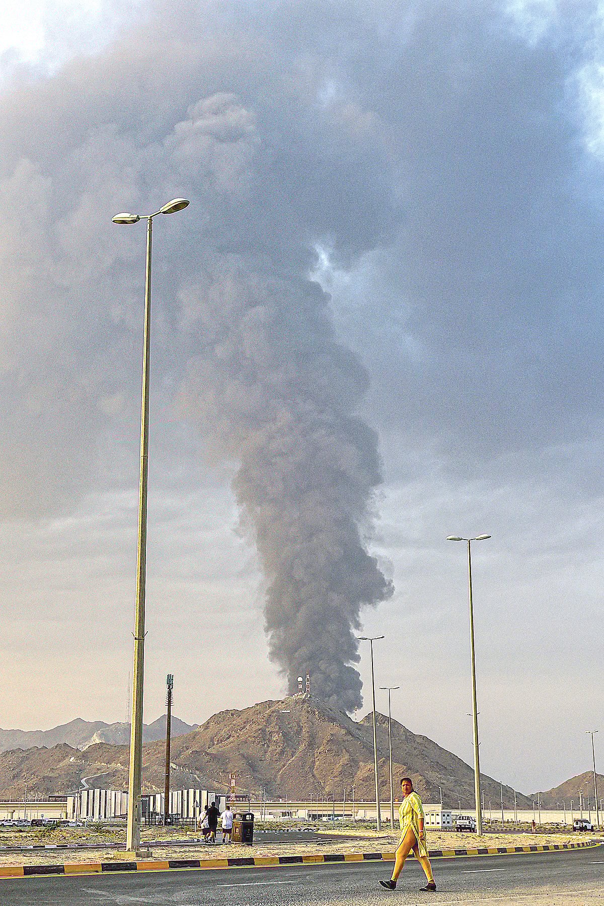ইরানের হামলার পর ধোঁয়ার কুণ্ডলী। গতকাল আরব আমিরাতের ফুজেইরাহ শিল্পাঞ্চলে 