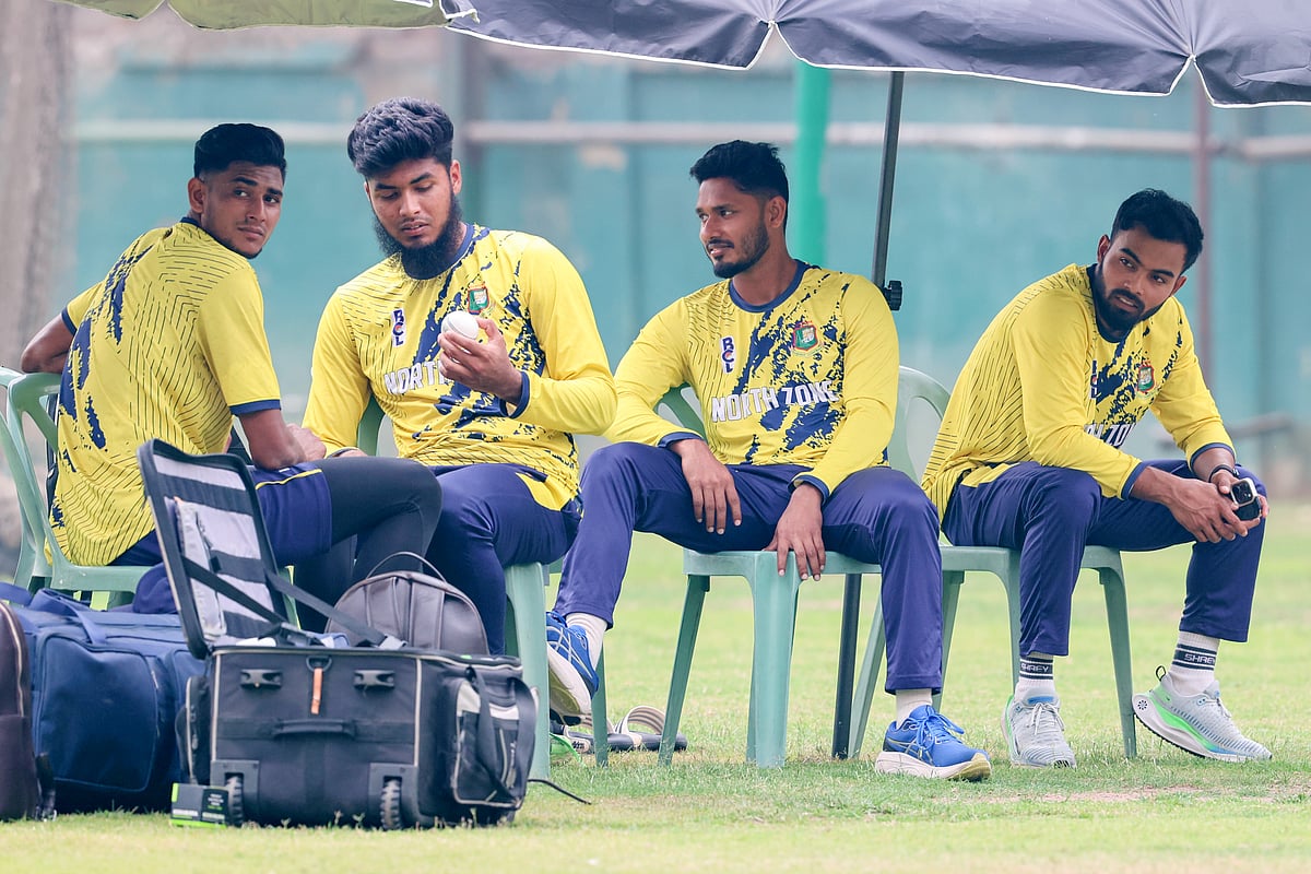 মিরপুর শেরেবাংলা স্টেডিয়ামে গতকাল অনুশীলনের ফাঁকে উত্তরাঞ্চলের ক্রিকেটাররা