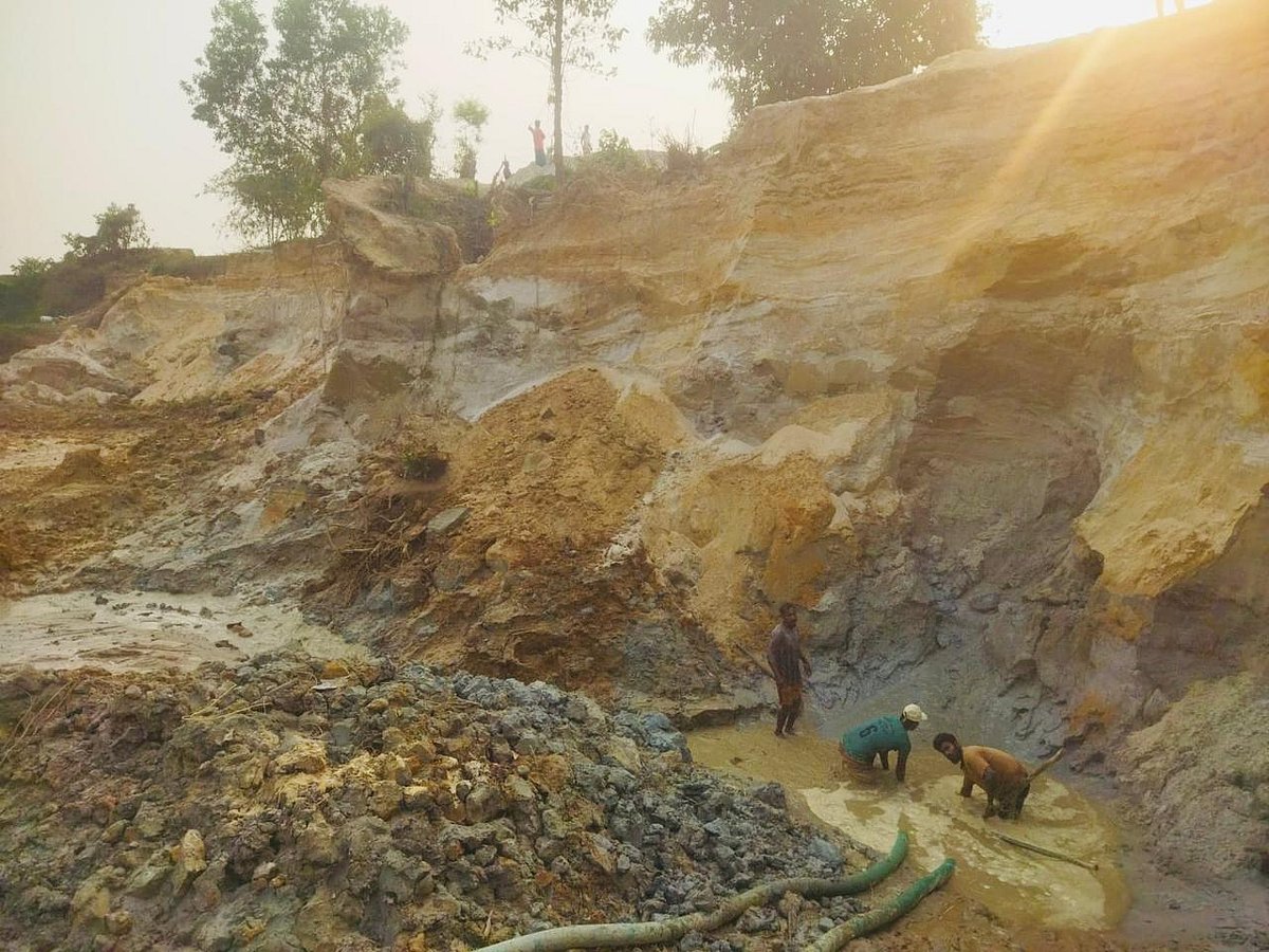 ছড়া থেকে অবৈধভাবে খননযন্ত্র বসিয়ে তোলা হচ্ছে বালু। এতে ধসে পড়ছে পাড়। সম্প্রতি
চকরিয়া উপজেলার উত্তর হারবাংয়ের ইছাছড়ি গ্রাম থেকে তোলা