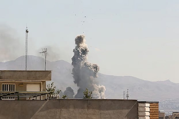 ইরানের তেহরানে যুক্তরাষ্ট্র ও ইসরায়েলি বাহিনীর যৌথ হামলার পর একটি স্থাপনা থেকে ধোঁয়া উঠছে। ১ মার্চ ২০২৬