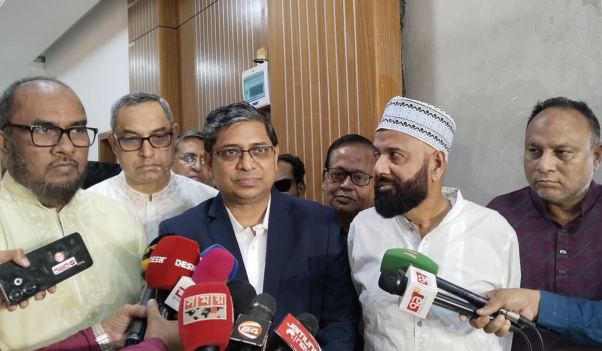 সিলেট সিটি করপোরেশনের কর্মকর্ত-কর্মচারীদের সঙ্গে মতবিনিময় সভা শেষে সাংবাদিকদের সঙ্গে কথা বলেন স্থানীয় সরকার, পল্লী, উন্নয়ন ও সমবায় প্রতিমন্ত্রী মীর শাহে আলম। আজ মঙ্গলবার দুপুরে তোলা