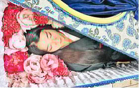 মনকে শান্ত করতে কফিনের ভেতর ধ্যান