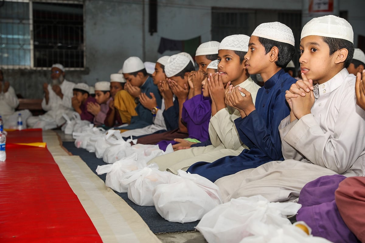 ইফতারের আগে মোনাজাতে শিশুরা। জামিয়া আম্বর শাহ আল ইসলামিয়া এতিমখানা ও মাদ্রাসা। কারওয়ান বাজার, ঢাকা। ৩ মার্চ