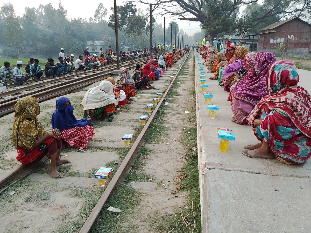 কুড়িগ্রামের চিলমারীতে পবিত্র রমজান মাস উপলক্ষে ভালো কাজের বিনিময়ে মিলছে ইফতারি-খাবার। গতকাল সোমবার বিকেলে রমনা রেলস্টেশন এলাকায়