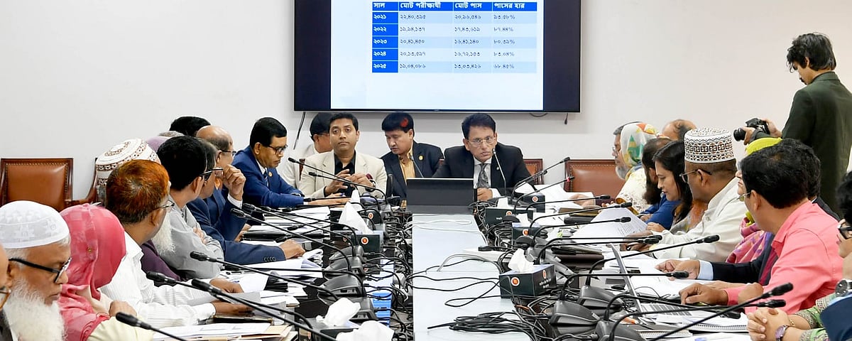 এসএসসি ও সমমান পরীক্ষা সুষ্ঠুভাবে পরিচালনার লক্ষ্যে মতবিনিময় সভায় শিক্ষামন্ত্রী আ ন ম এহছানুল হক মিলন, শিক্ষা প্রতিমন্ত্রী ববি হাজ্জাজ, শিক্ষা বোর্ডগুলোর চেয়ারম্যান এবং মন্ত্রণালয়ের ঊর্ধ্বতন কর্মকর্তারা উপস্থিত ছিলেন