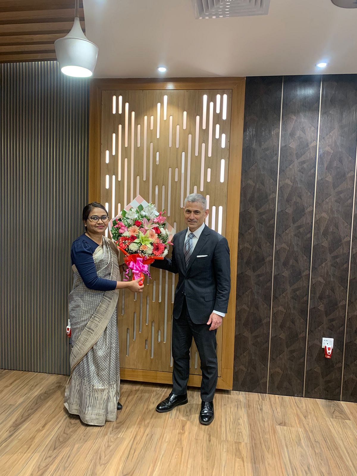 যুক্তরাষ্ট্রের দক্ষিণ ও মধ্য এশিয়াবিষয়ক সহকারী পররাষ্ট্রমন্ত্রী পল কাপুর আজ মঙ্গলবার রাতে ঢাকায় পৌঁছালে বিমানবন্দরে তাঁকে ফুল দিয়ে স্বাগত জানান পররাষ্ট্র মন্ত্রণালয়ের একজন কর্মকর্তা