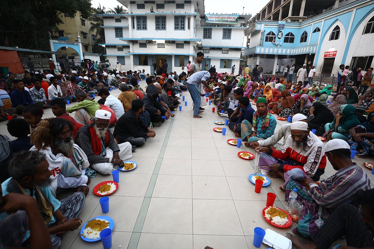 পবিত্র রমজান মাসে সিলেটে হজরত শাহজালাল (রহ.) দরগাহ শরিফে দেশের নানা প্রান্ত থেকে ভক্তরা জিয়ারত করতে আসেন। দিন শেষে অনেকে এখানেই সেরে নেন ইফতার। শনিবার ইফতারের আগে মাজার প্রাঙ্গণে