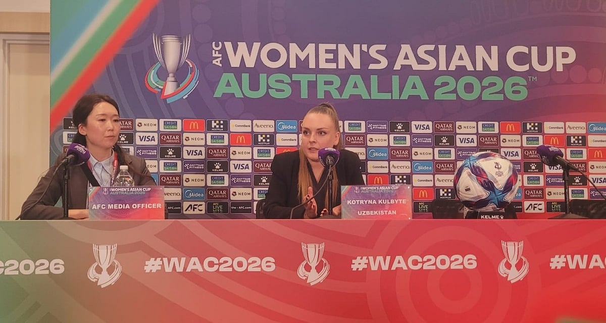 সংবাদ সম্মেলনে উজবেকিস্তানের কোচ কোত্রিনা কুলবিতে (ডানে)