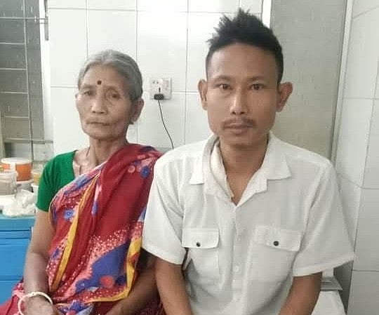 মা চারবালা হাজংয়ের সঙ্গে কৃষ্ণ হাজং। রাজধানীর বাংলাদেশ মেডিকেল বিশ্ববিদ্যালয় হাসপাতালে